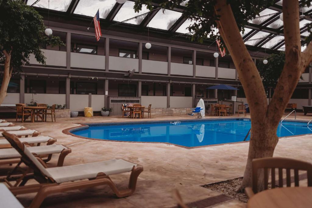 Clarion Inn image