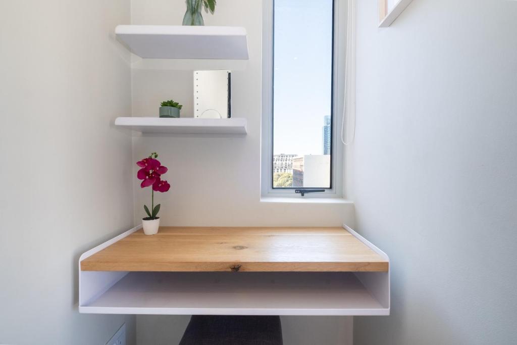 The Rose 506: Studio Apartment with Rooftop Pool - Tap to explore photos