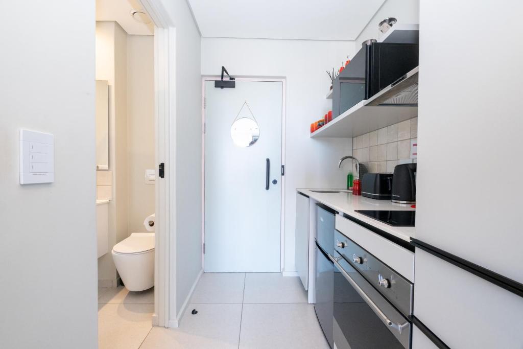 The Rose 506: Studio Apartment with Rooftop Pool - Tap to explore photos