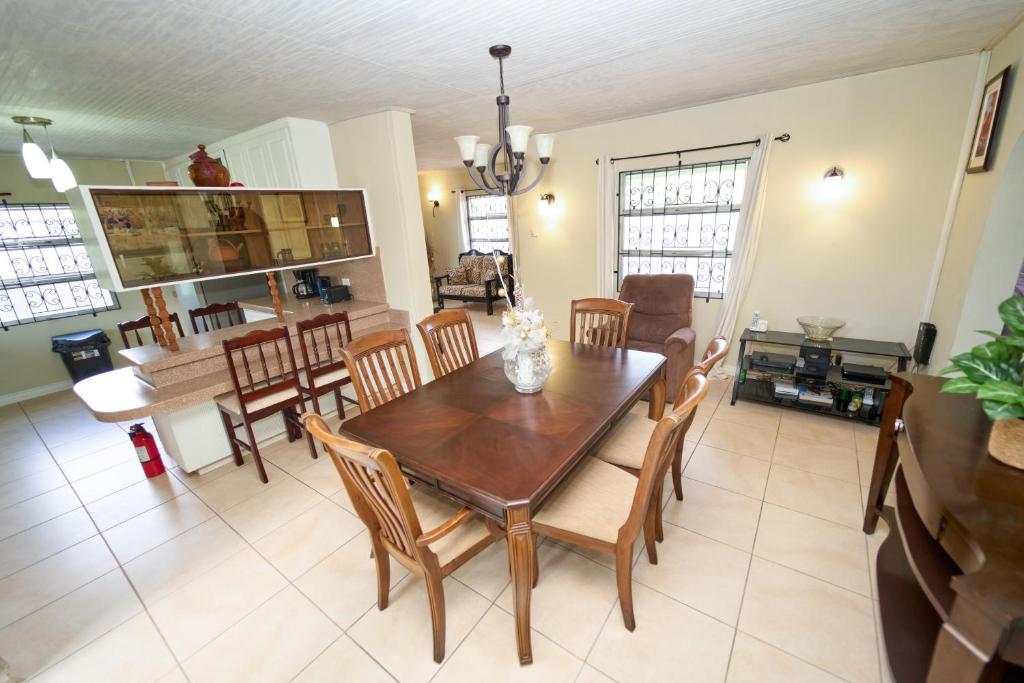 Spacious 3-Bedroom Home - Regency Park photo 4