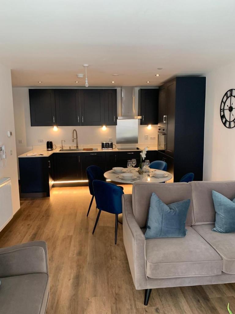 The Sunrise Den-Lovely 2 bedroom apartmentParking - Tap to explore photos
