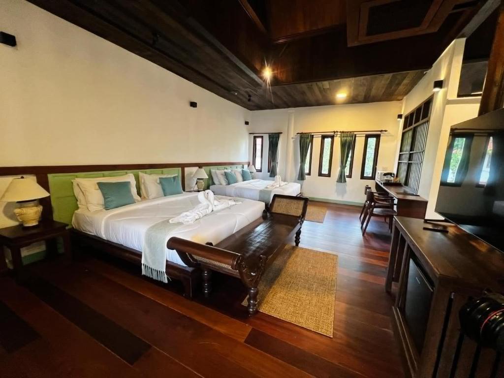 Ruean Thai Hotel - Tap to explore photos