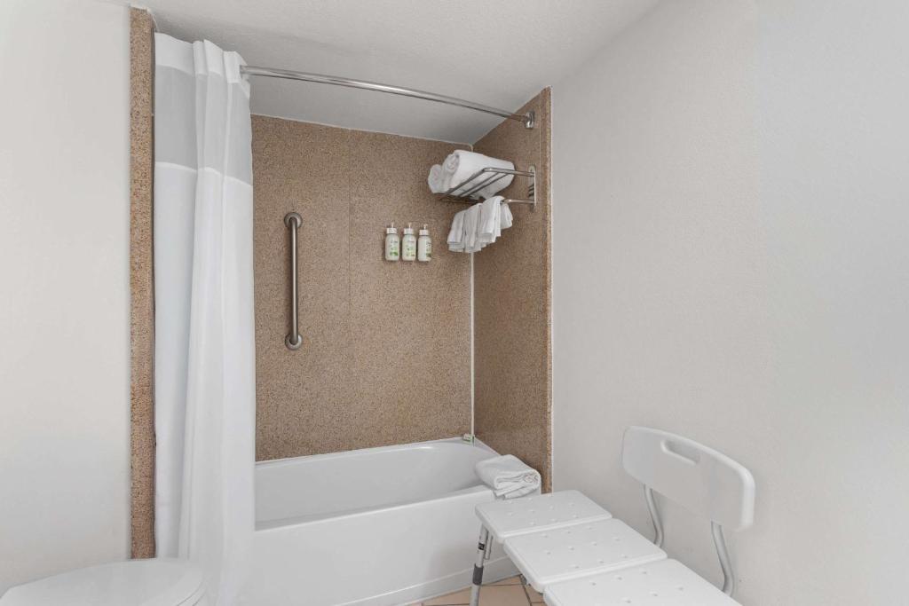 Developer Inn Downtown Orlando, a Baymont by Wyndham - Tap to explore photos