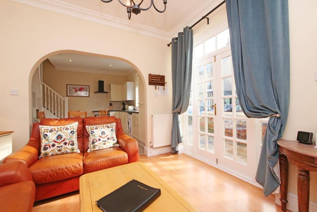 Holiday Homes in York - Tap to explore photos
