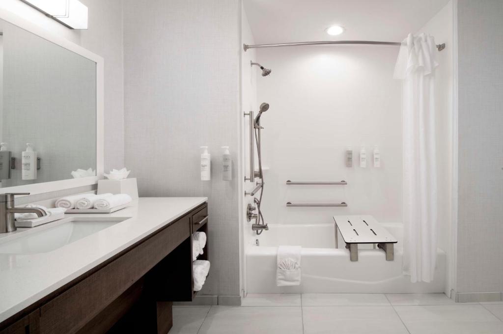 Home2 Suites by Hilton Albuquerque Airport Room Type - King Suite with Bath Tub - Hearing Accessible