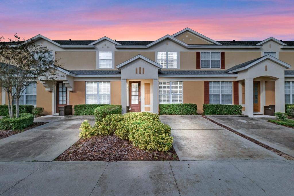 3 Bedrooms - 3 Bathrooms - Windsor Hills 7659 Sk image