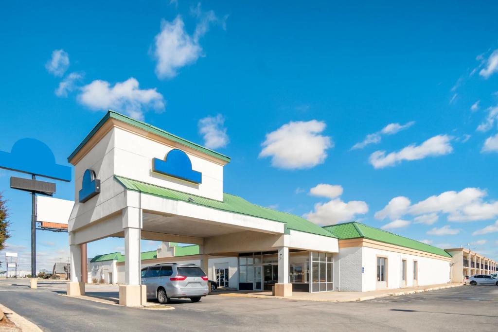 OYO Hotel Oklahoma City South I-35 and SE 29th image