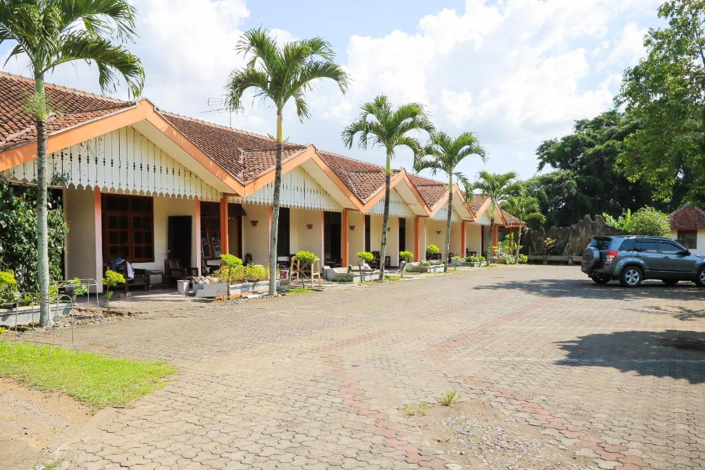 OYO 2465 Hotel Raung View - Tap to explore photos