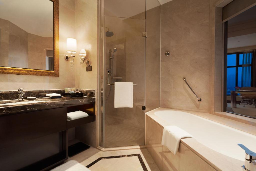 Двухместный (Клубный номер с кроватью размера «king-size»), Wyndham Grand Xian South