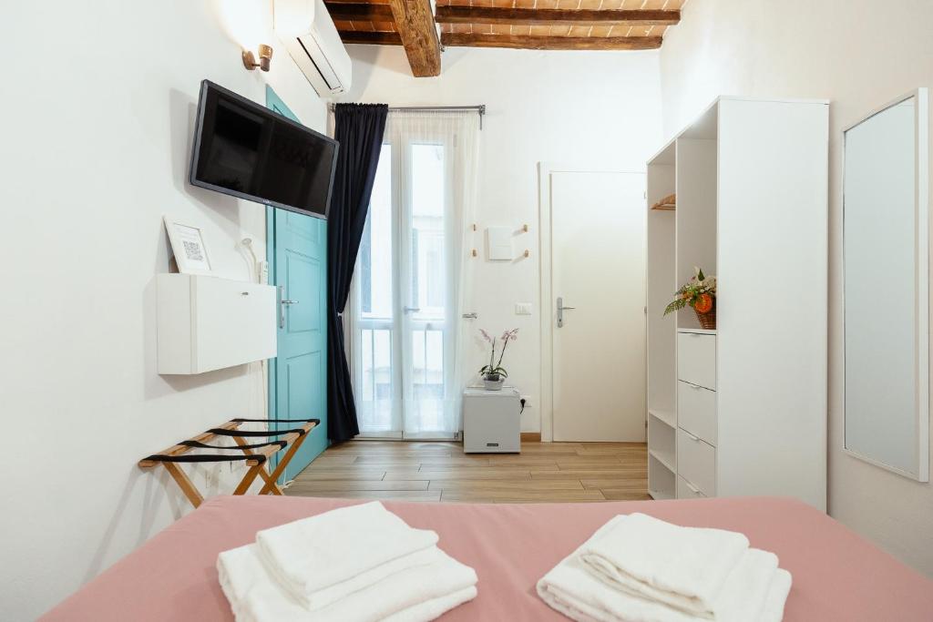 Florence David's Guesthouse Steps from Accademia Gallery - Tap to explore photos