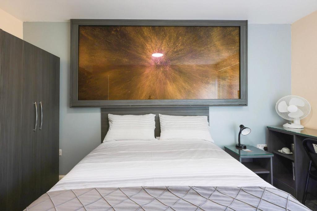 OYO Honeycroft Lodge, Uxbridge Room Type - Double Room with Shared Bathroom
