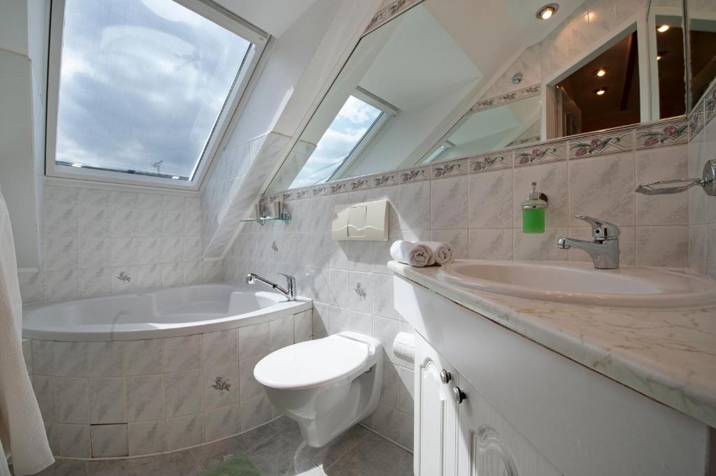 Апартаменты (Two-Bedroom Apartment with Kitchenette and Free Parking), A. V. Pension Praha