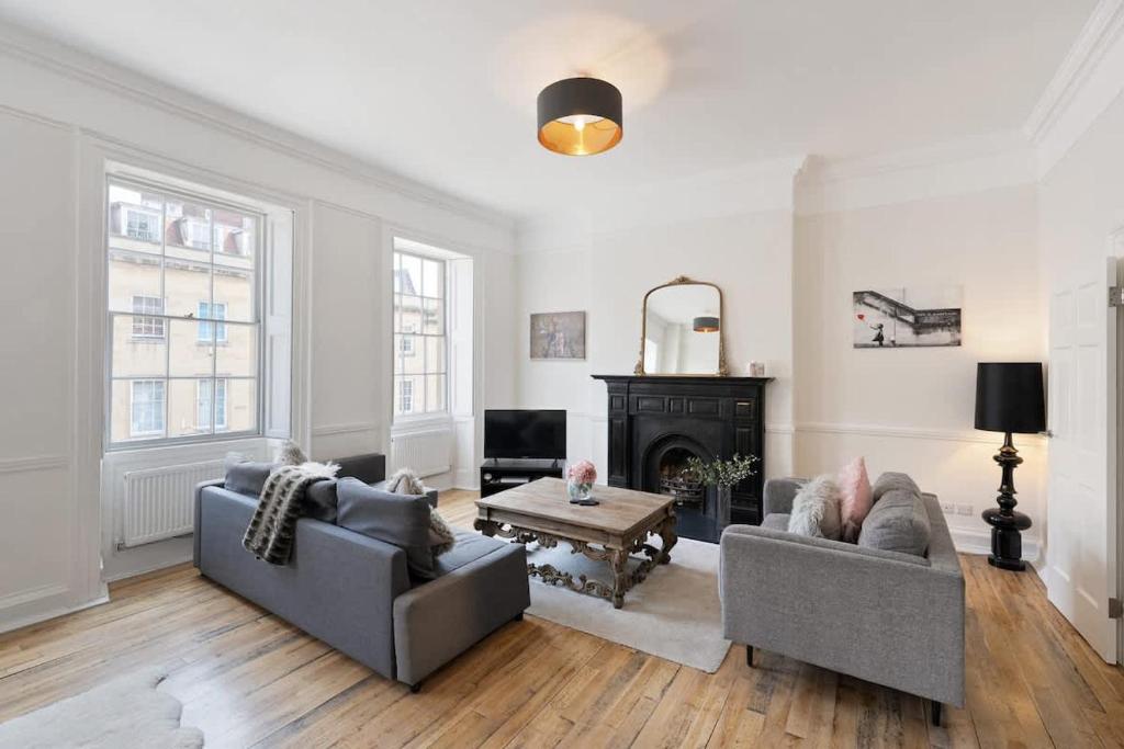 Large Luxury City Centre Flat with Balcony - Tap to explore photos