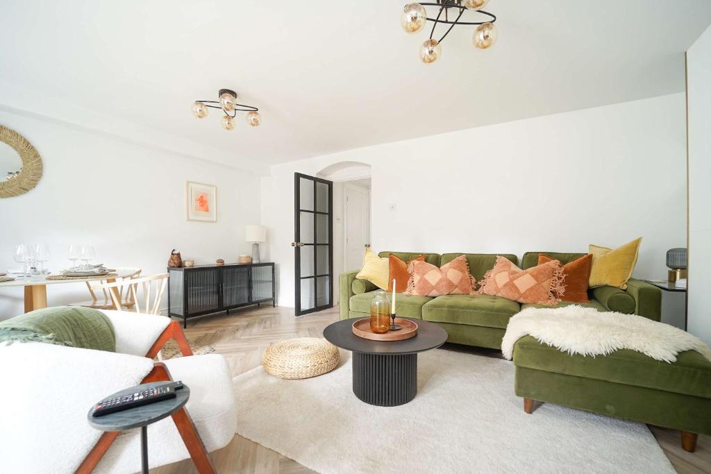 Stylish one bedroom flat on Gordon road - Tap to explore photos