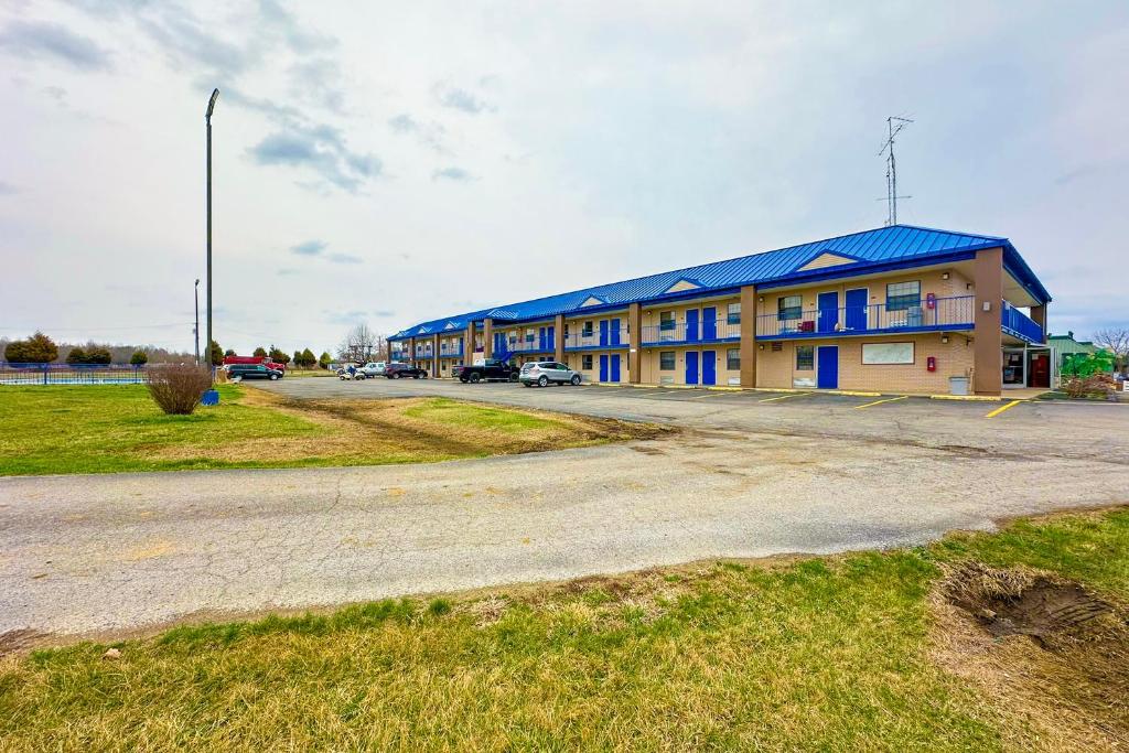 Happy Stay Inn Madisonville I-69 By OYO image