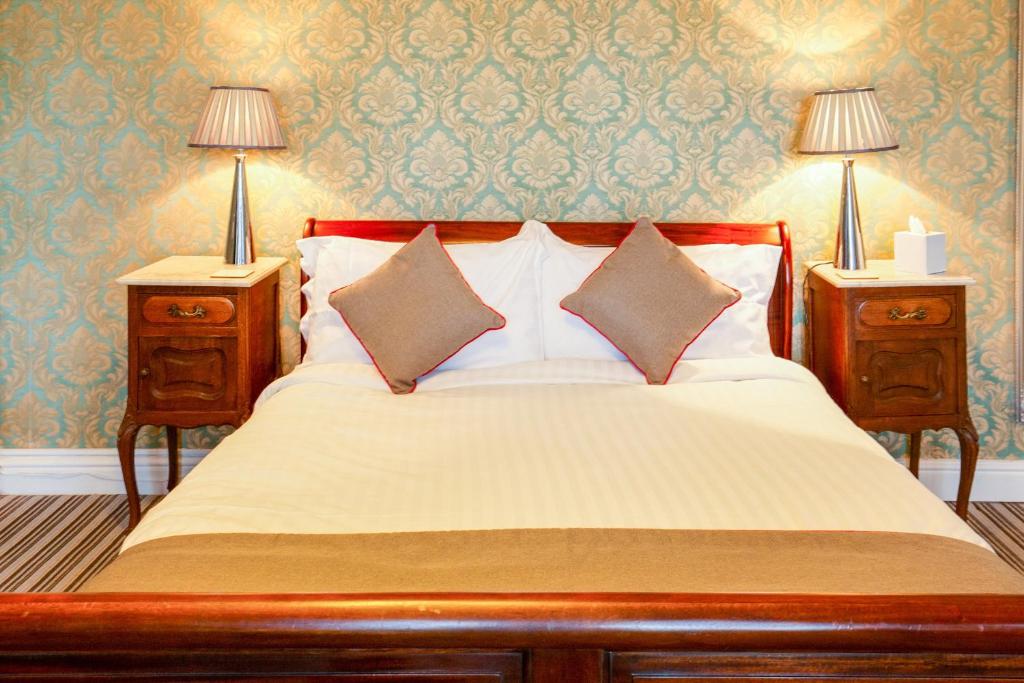 OYO Lamphey Hall - Tap to explore photos