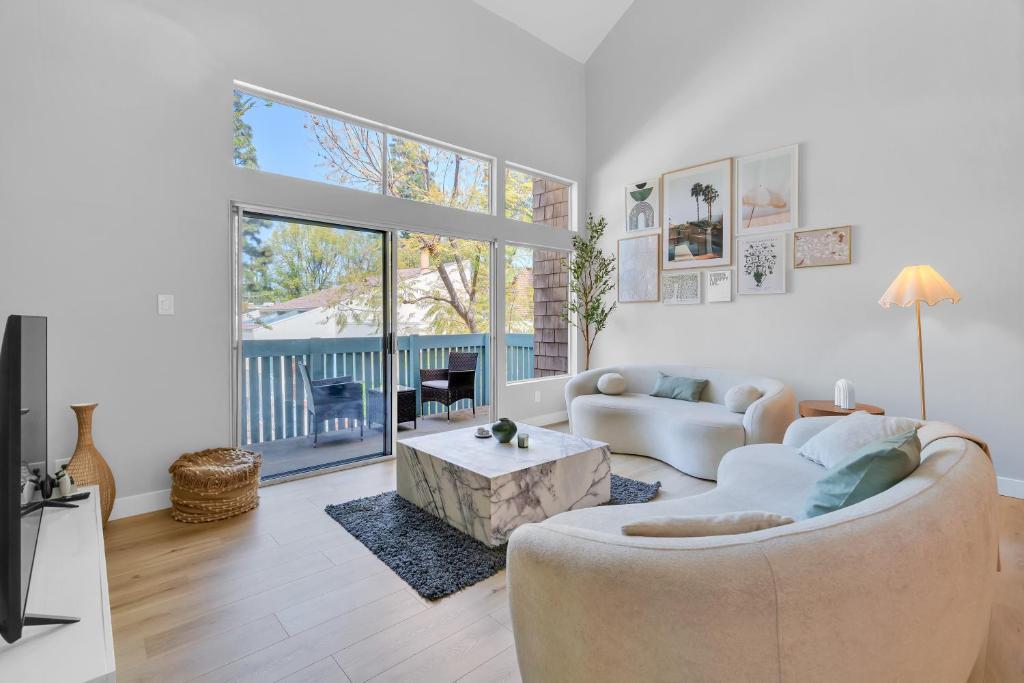 High Ceilings 3BR with Loft-2 Baths Pool & Jacuzzi image