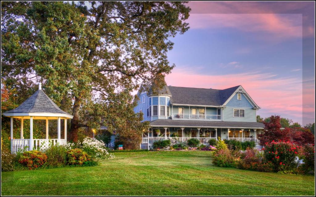 Blue Mountain Mist Country Inn & Spa image