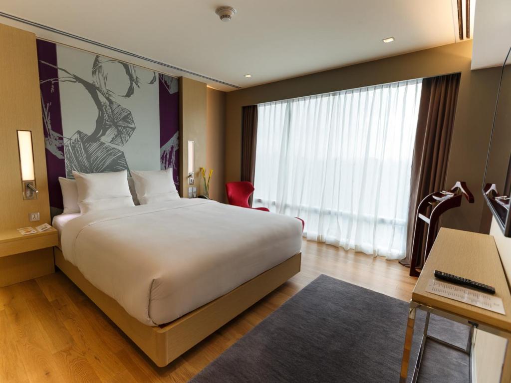 Сьюит (Представительский люкс с кроватью размера «king-size»), Novotel Manila Araneta City Hotel
