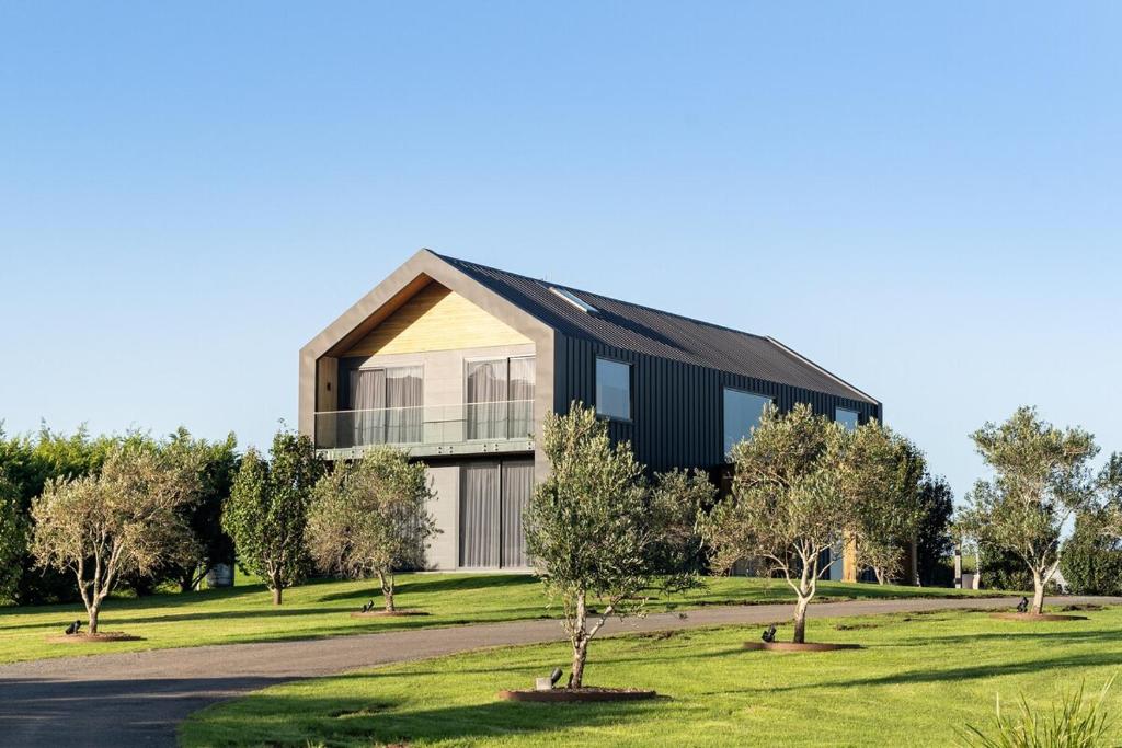 Seacliff House 10 bedrooms with Ocean & Dairy Country Views