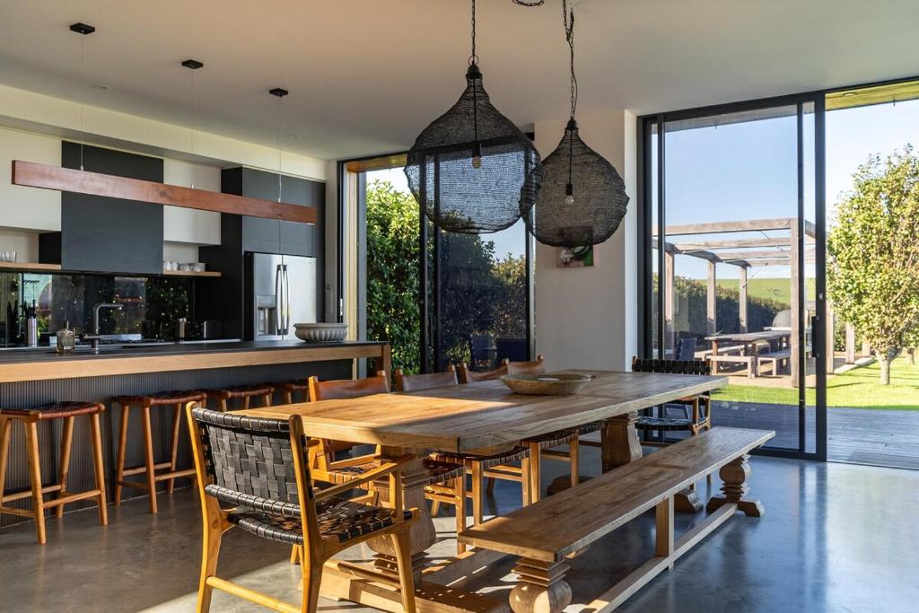 Seacliff House 10 bedrooms with Ocean & Dairy Country Views photo 3