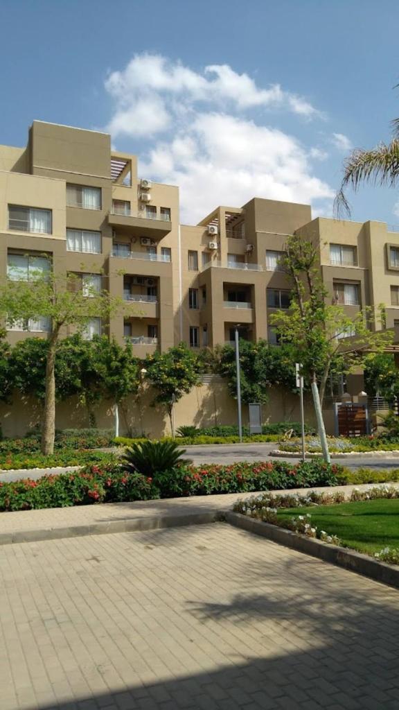 Private Garden 1BR Apt in Palm Hills AUC New Cairo, Cairo