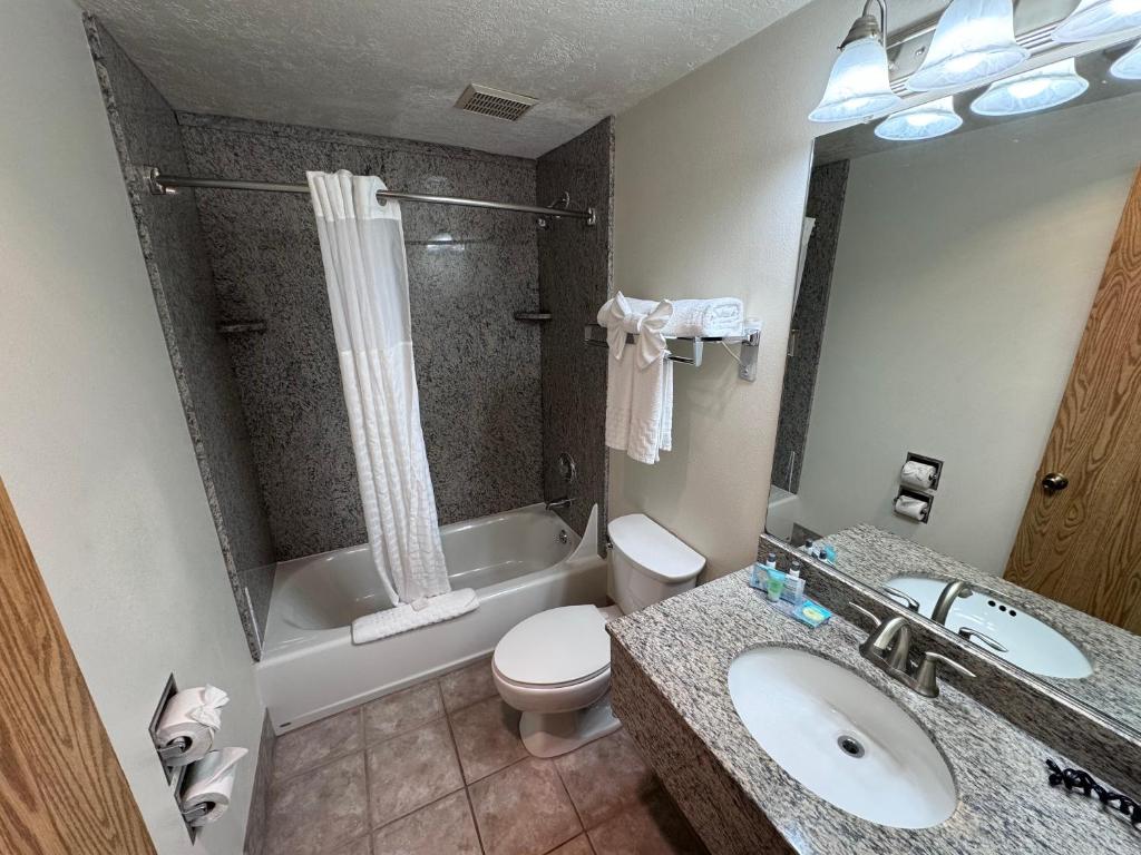 Promenade Inn & Suites Oceanfront - Tap to explore photos
