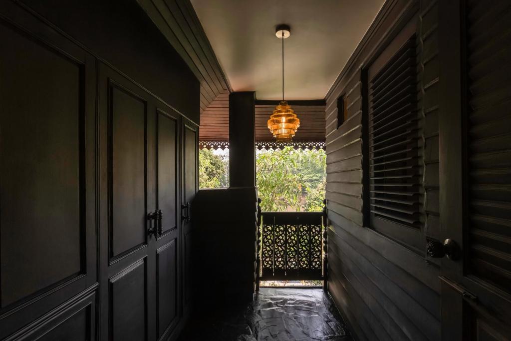 Riverside Private Pool, 7-Bedrooms, Chiang Mai Center, Entire Estate For You - TANPURI