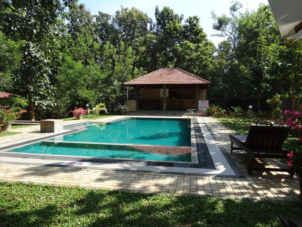 Refresh Cabana Gardens photo 2
