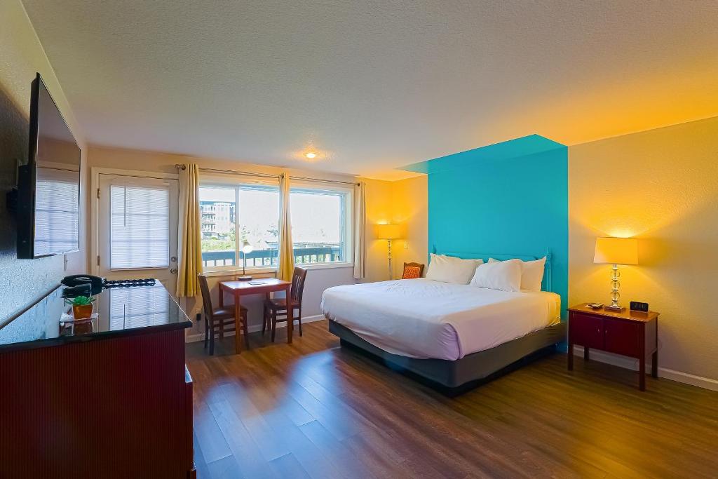Coast River Inn by OYO Seaside Room Type - King Kitchenette with River View