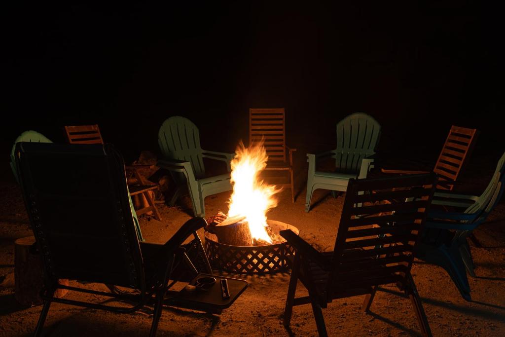 Country Getaway- Hot Tub, Fire pit, and the Stars! photo 4