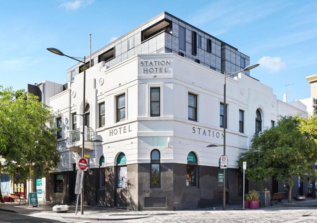 Greville St Gem Modern Industrial photo 3