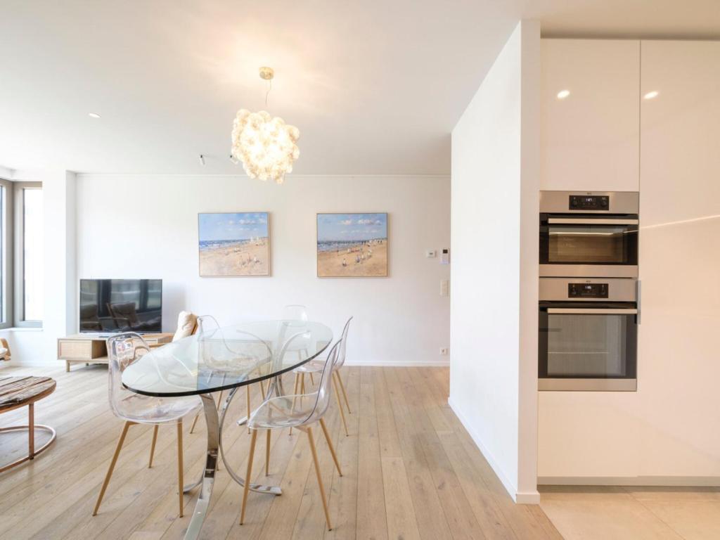 Elegant apartment with side sea views photo 1