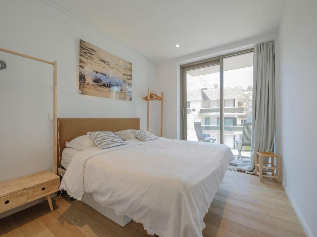 Elegant apartment with side sea views photo 3