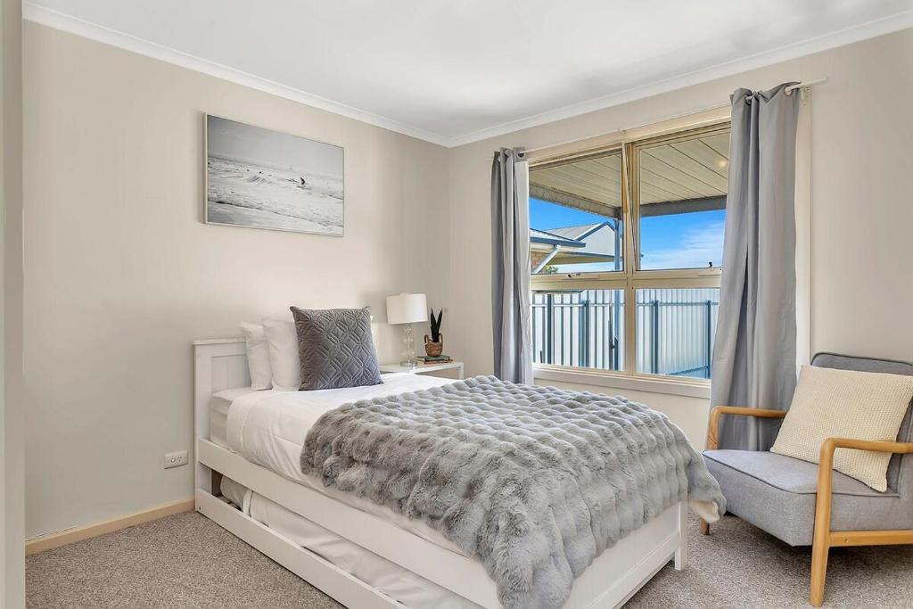 Charming Coastal Cottage-Steps Away from the Beach photo 4