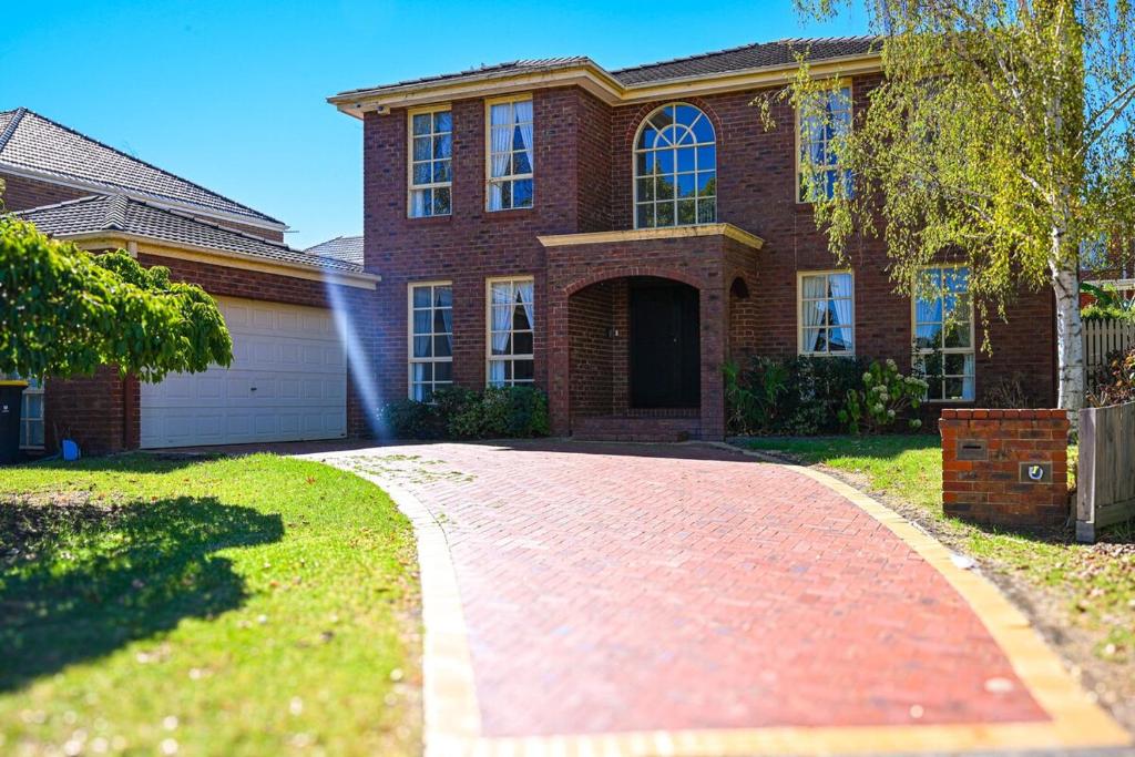5BR Spacious Convenient Home in Central Glen