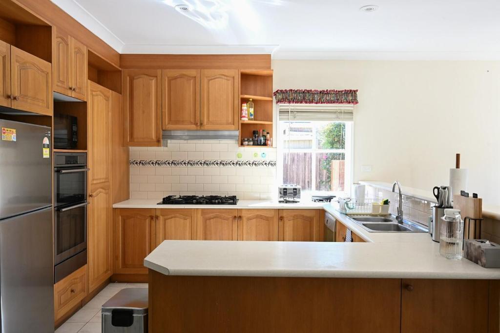 5BR Spacious Convenient Home in Central Glen photo 1