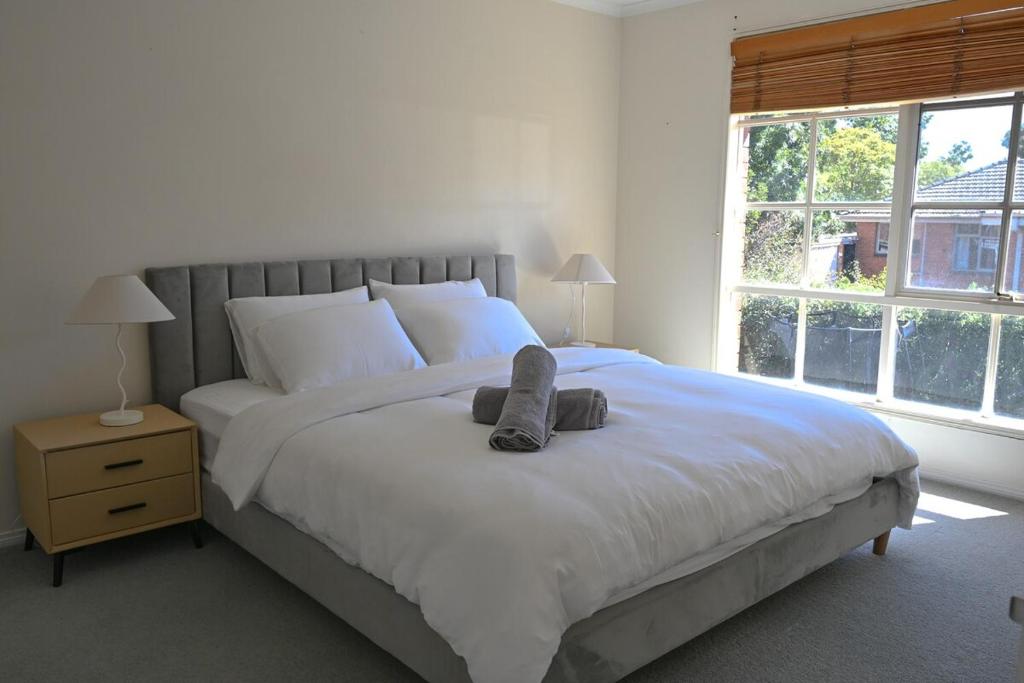 5BR Spacious Convenient Home in Central Glen photo 2