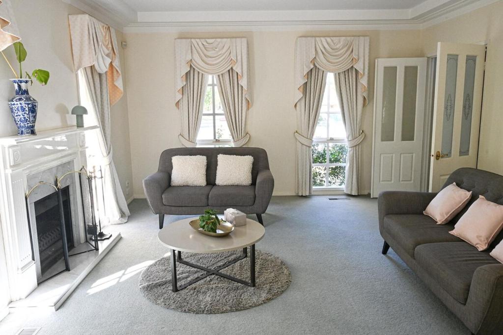 5BR Spacious Convenient Home in Central Glen photo 3