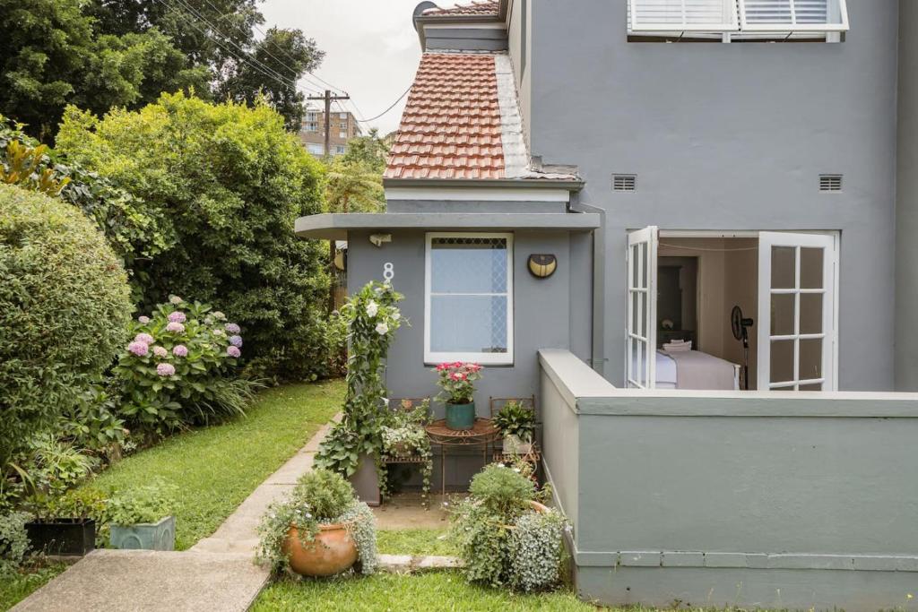Art Deco Garden apartment house like proportions photo 4
