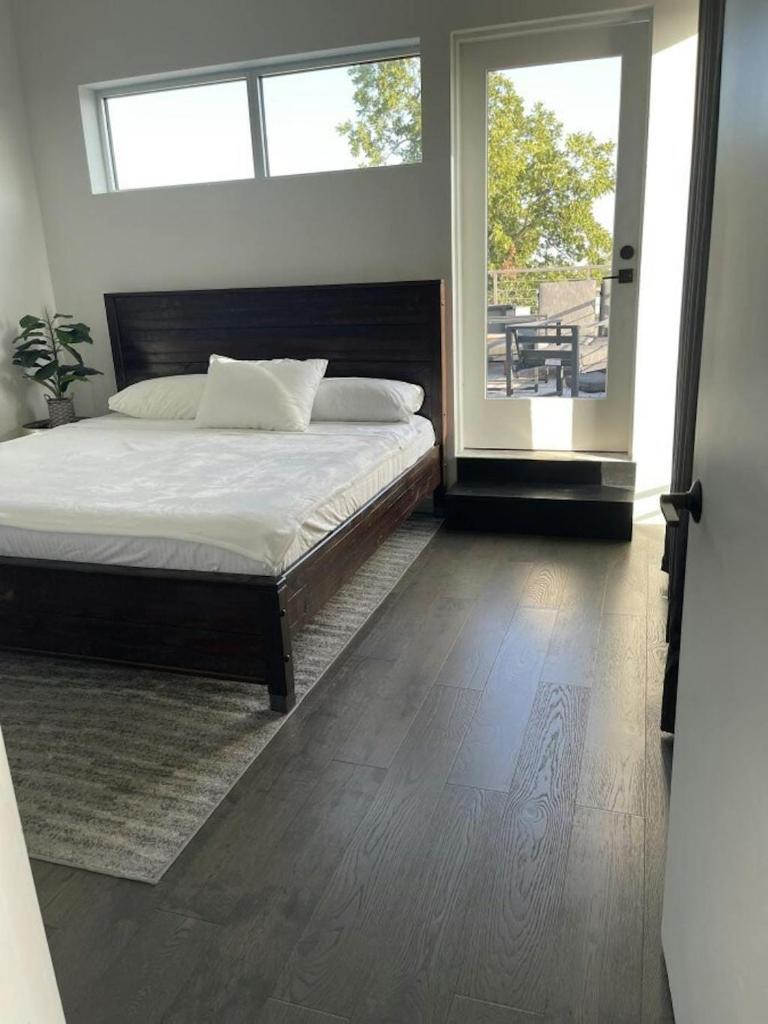 Tailgate Penthouse 2 Blocks from UT Stadium