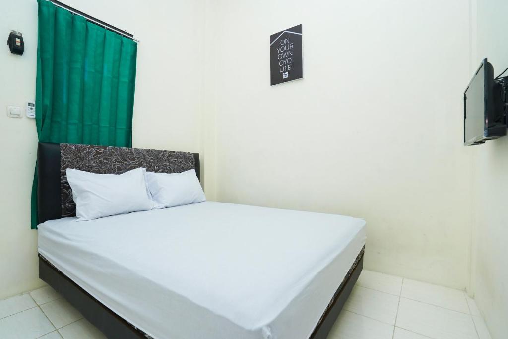 OYO Life 3078 Kost Putri Made - Tap to explore photos