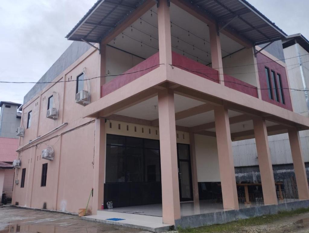 Hotel O Fanilly Guest House MarabahanNearJembatan Rumpiang photo 4