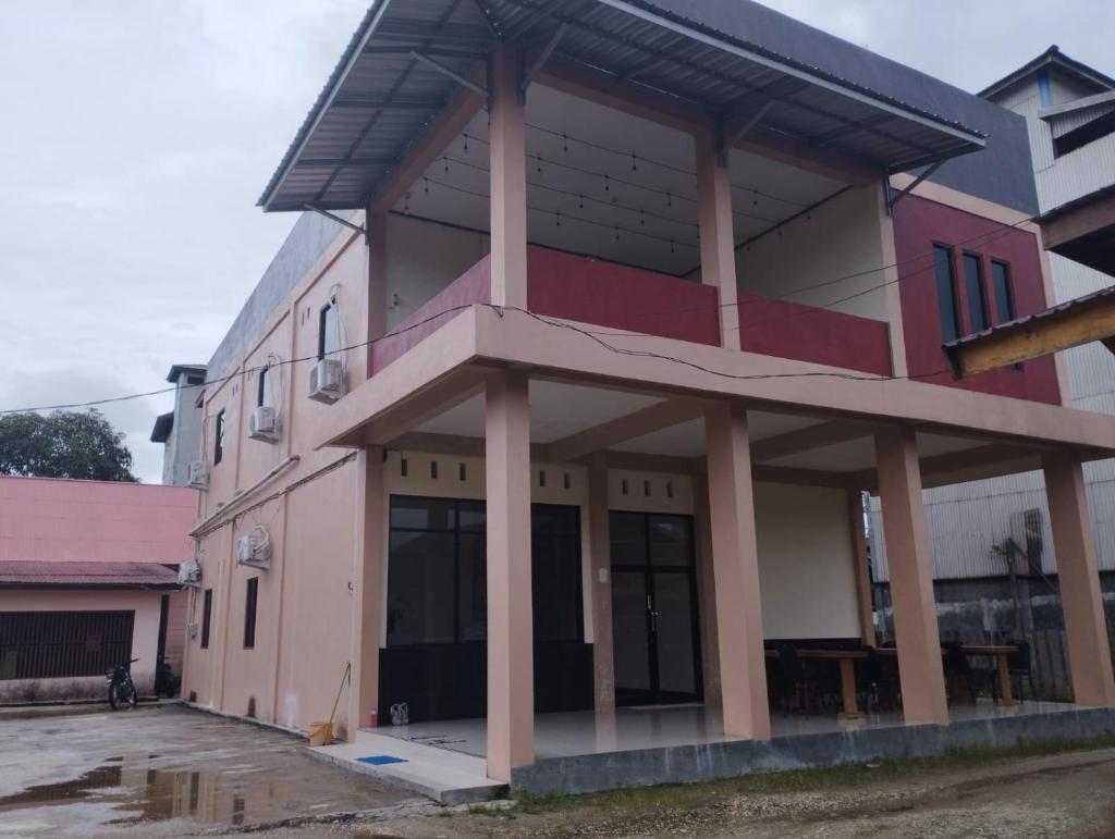 Hotel O Fanilly Guest House MarabahanNearJembatan Rumpiang photo 3