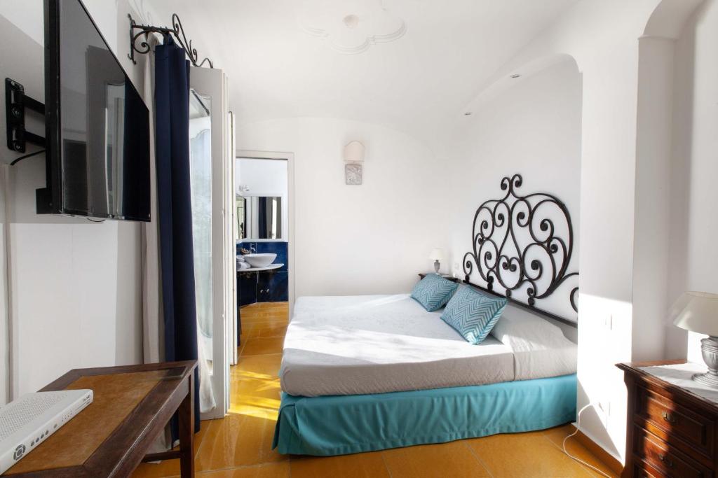 Amore Rentals - Villa Le Sirene - Tap to explore photos