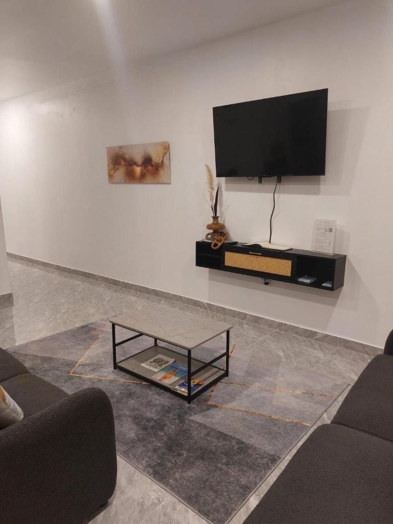 Spacious 2 Bedroom Unit with Concierge photo 4
