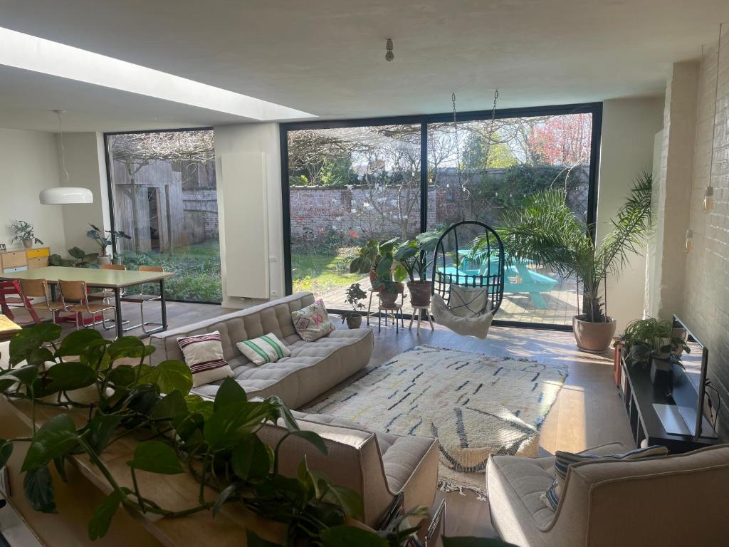 Spacious house with big garden close to the city