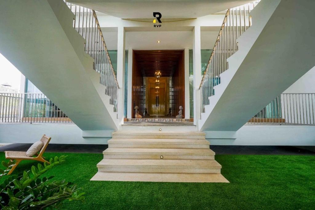 Spacious 2-Bedroom Villa with 850sqm of Stylish space photo 2