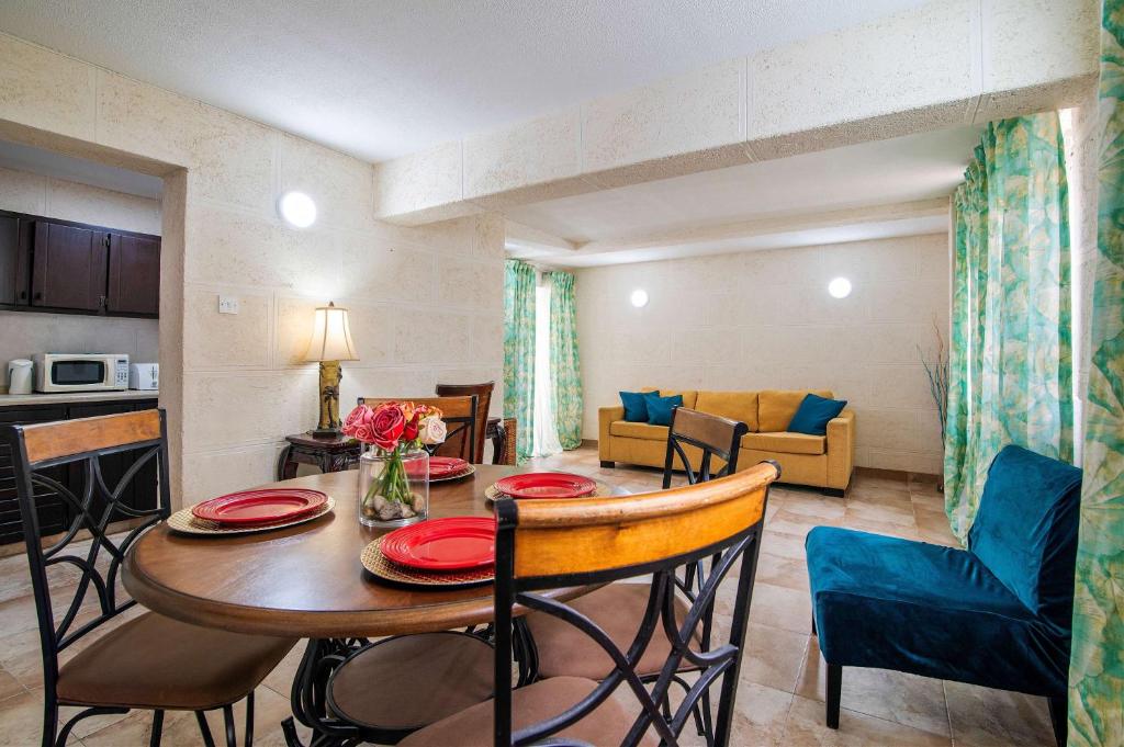 Carambola Hotel with Pool Access, Steps to Beach photo 2
