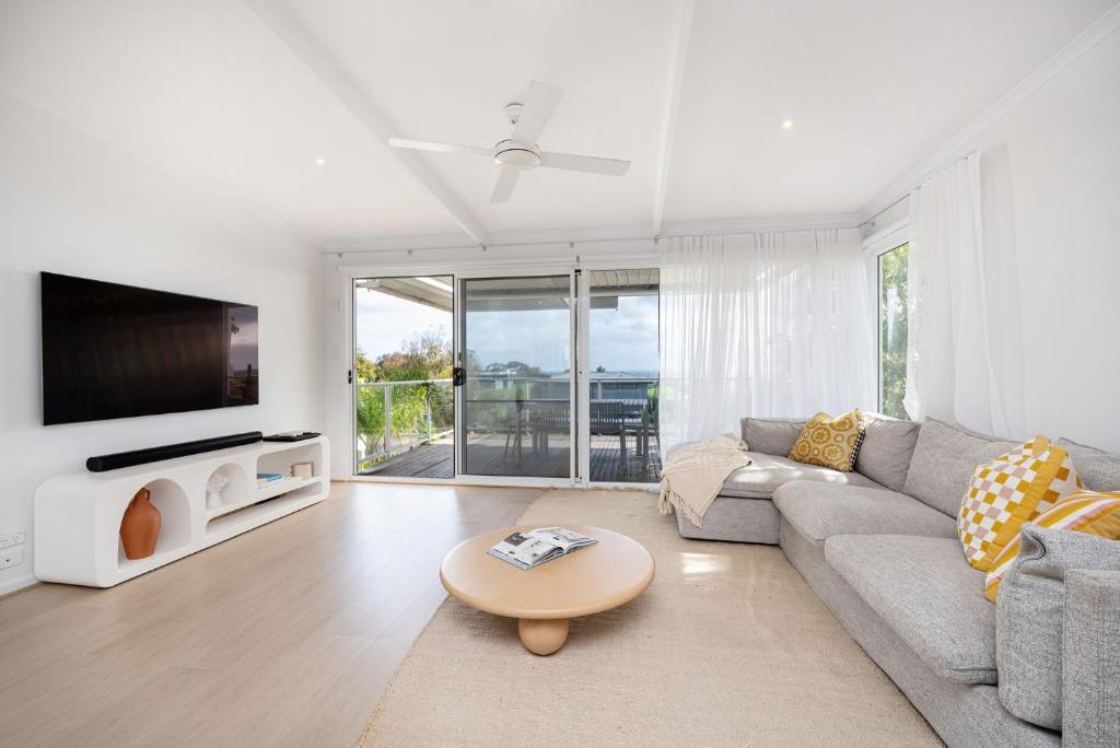 Kaya Beach House - Chic Pet friendly with Ocean Views photo 3